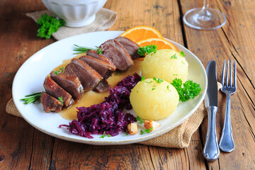 G&auml;nsebrust mit Rotkohl und Kartoffelkl&ouml;&szlig;en