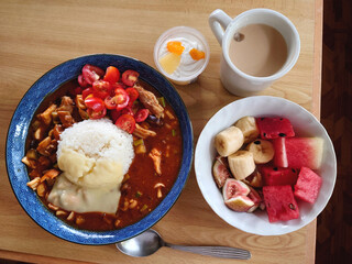 The soup curry made of summer vegetables with desserts，lunch set in midsummer / 真夏のホットスパイス，夏野菜のスープカレー・デザート付き，ランチセット