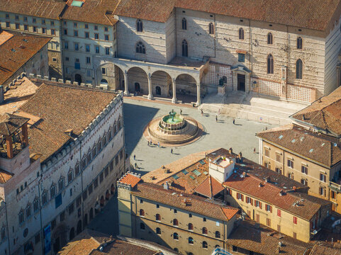 Aerial view of the Piazza IV Novembre, with its Fontana Maggiore centerpiece, surrounded by the Palazzo dei Priori and Perugia Cathedral, Perugia, Umbria, Italy.