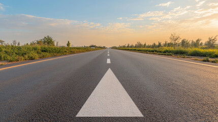 Naklejka premium Arrow-shaped road sign pointing forward on empty asphalt road 