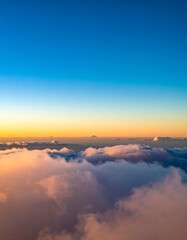 Obraz premium Sunrise view from above the clouds, showcasing a vibrant, colorful sky