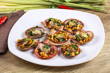 Baked scallops with scalion oil