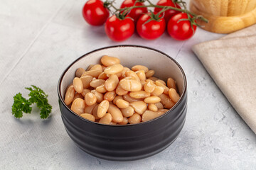Canned white beans in the bowl