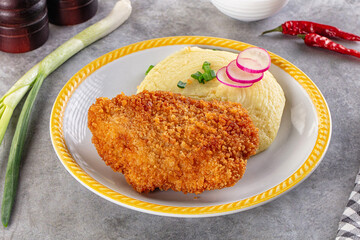 Chicken schnitzel with mashed potatoes