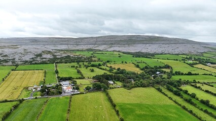 Naklejka premium survol du plateau des Burren en Irlande des villages et églises en ruine