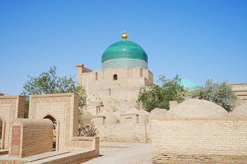 Fototapeta premium Pahlavan Mahmoud Mausoleum at Walled Fortress known as Itchan Kala in Khiva, Uzbekistan - ウズベキスタン ヒヴァ イチャンカラ パフラヴァン・マフムド廟