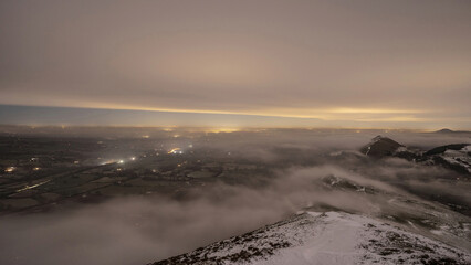 Obraz premium Amazing nighttime cloud inversion over a winter landscape in Shropshire, England