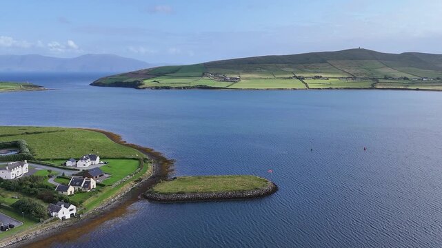 survol de Brandon point &agrave; l'extr&eacute;mit&eacute; nord de la p&eacute;ninsule de Dingle en Irlande