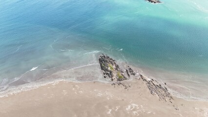 survol de la péninsule de Dingle en Irlande, entre plages falaises et montagnes