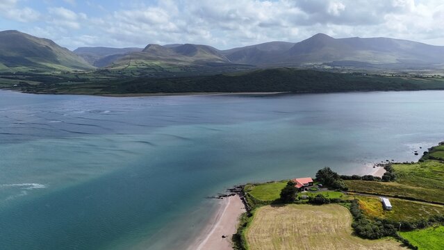 survol de la p&eacute;ninsule de Dingle en Irlande, entre plages falaises et montagnes