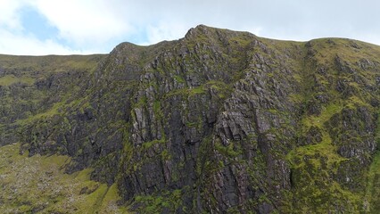 survol de la péninsule de Dingle en Irlande, entre plages falaises et montagnes