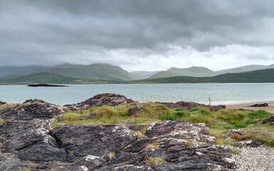 survol de la péninsule de Dingle en Irlande, entre plages falaises et montagnes