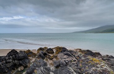 survol de la péninsule de Dingle en Irlande, entre plages falaises et montagnes