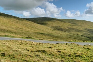 Fototapeta premium survol de la péninsule de Dingle en Irlande, entre plages falaises et montagnes