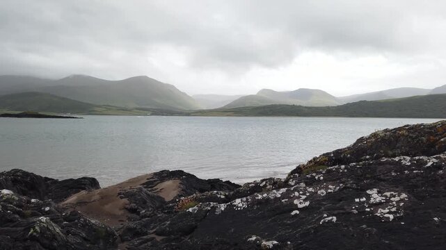 survol de la p&eacute;ninsule de Dingle en Irlande, entre plages falaises et montagnes