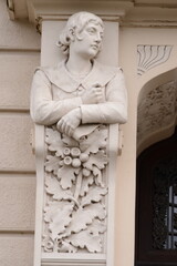 A beautiful Art Nouveau facade sculpture of a young woman. The detailed figure © Freiberufler