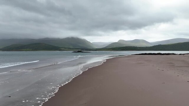 survol de la p&eacute;ninsule de Dingle en Irlande, entre plages falaises et montagnes