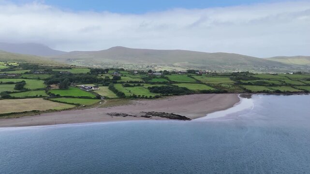 survol de la p&eacute;ninsule de Dingle en Irlande, entre plages falaises et montagnes