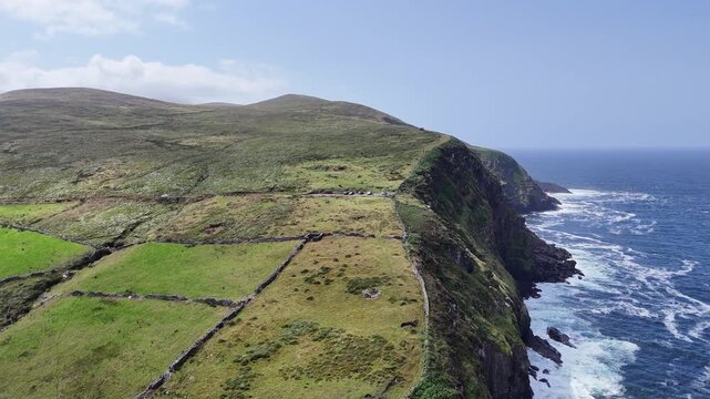 survol de la p&eacute;ninsule de Dingle en Irlande, entre plages falaises et montagnes