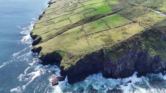 survol de la p&eacute;ninsule de Dingle en Irlande, entre plages falaises et montagnes