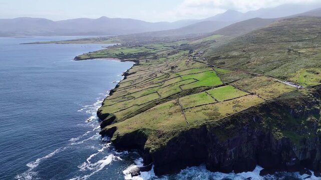 survol de la p&eacute;ninsule de Dingle en Irlande, entre plages falaises et montagnes