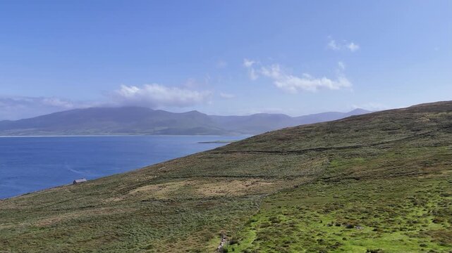 survol de la p&eacute;ninsule de Dingle en Irlande, entre plages falaises et montagnes
