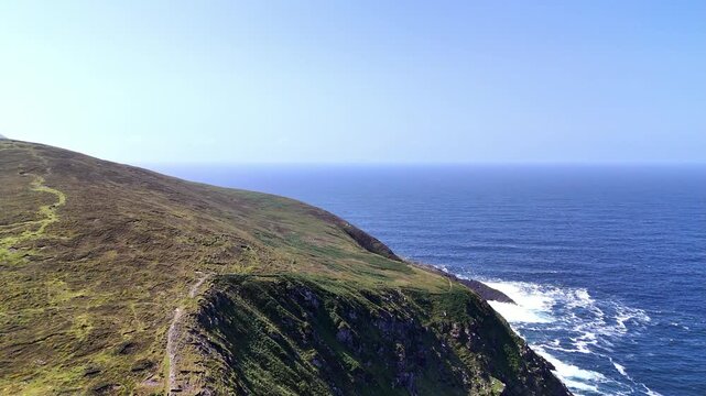survol de la p&eacute;ninsule de Dingle en Irlande, entre plages falaises et montagnes