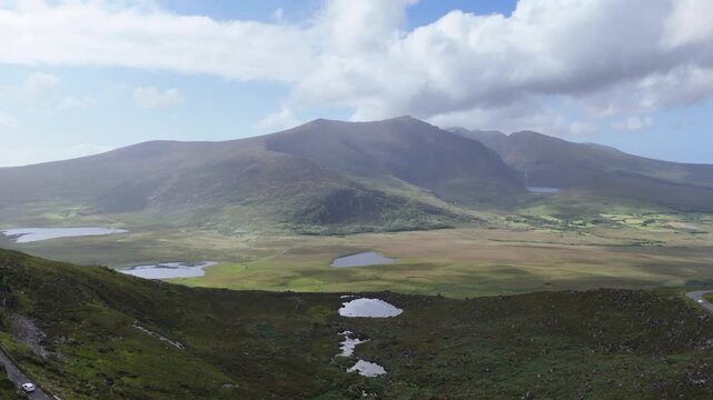 survol de la p&eacute;ninsule de Dingle en Irlande, entre plages falaises et montagnes