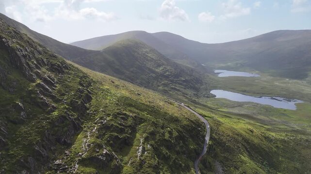 survol de la p&eacute;ninsule de Dingle en Irlande, entre plages falaises et montagnes