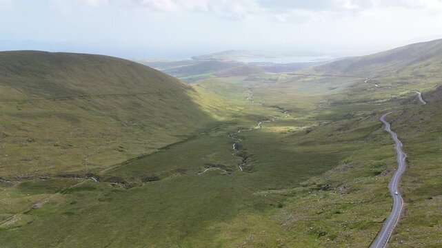 survol de la p&eacute;ninsule de Dingle en Irlande, entre plages falaises et montagnes