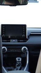 Wnętrze samochodu osobowego, widok deski rozdzielczej samochodu oraz systemu nagłośnienia © tomo81