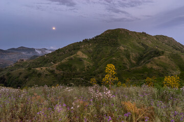 La luna all'orizzonte