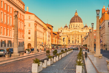 Naklejka premium Street view leading to Saint Peter Basilica in Vatican City at sunrise