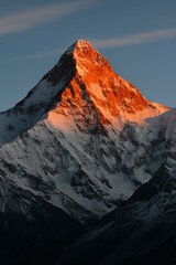 Obraz premium Golden Hour on a Majestic Mountain Peak - Ai generated 