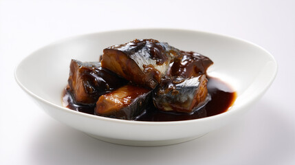 白いボウルに盛られた甘辛いタレで煮付けられたサバの切り身