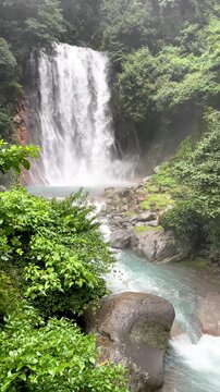 温泉水が流れる鹿児島県霧島市の丸尾滝