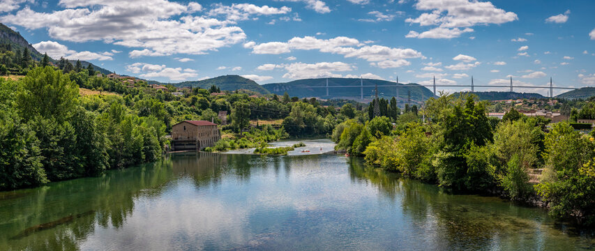 Viaduc de Millau vu depuis le Pont Vieux de Millau sur le Tarn en Aveyron, France
