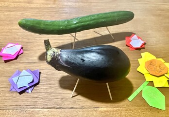 精霊馬と精霊牛に添えられたカラフルな折り紙の紫陽花とひまわり