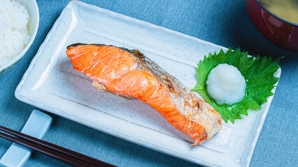 鮭の塩焼きと大根おろし　和定食の食卓風景