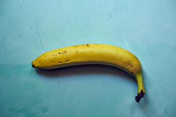 banan na niebieskim tle,stół  © Marcin Łazarczyk