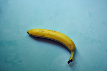 banan na niebieskim tle,stół  © Marcin Łazarczyk