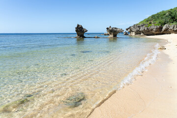 古宇利島 ティーヌ浜に打ち寄せる波