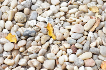 Cascalho é um material granular natural composto por fragmentos de rocha, resultante de processos geológicos ou produzido artificialmente