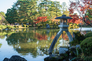 紅葉真っ盛りの金沢　日本三名園のひとつ兼六園