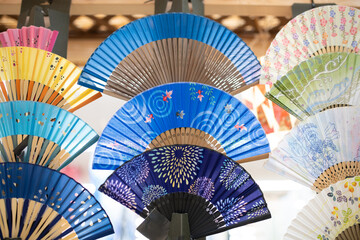 陳列された沢山の扇子