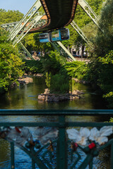 Fototapeta premium Die Wuppertaler Schwebebahn in Elberfeld über dem Flußbett der Wupper, Wuppertal, Deutschland