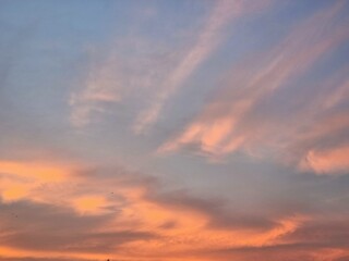 Obraz premium Peaceful evening sky with soft orange clouds during sunset