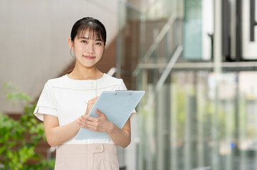 クリニックで働く若い女性「撮影協力：スカパー東京メディアセンター」