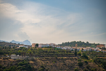 Obraz premium Hillside village with diverse buildings under sunny sky