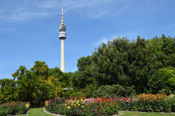 Obraz premium Dortmund ist eine der wichtigsten Städte der Ruhrmetropole. Eine große Attraktion Dortmunds ist der Westfalenpark mit dem Florianturm. Der Florianturm ist ein Wahrzeichen Dortmunds (Deutschland). 
